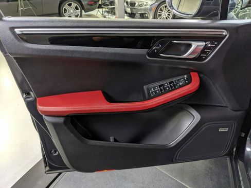 Used 2018 Porsche Macan Turbo image 31