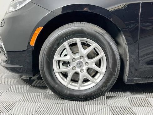 Used 2024 Chrysler Pacifica Touring-L FWD image 32