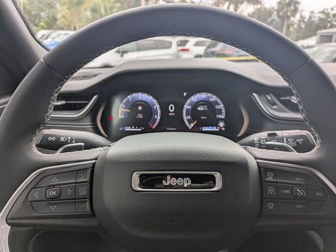 Used 2025 Jeep Grand Cherokee Laredo X image 32