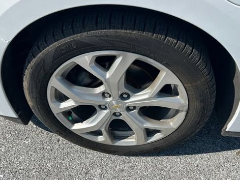 Used 2016 Chevrolet Volt Premier w/ Driver Confidence Package FWD image 9