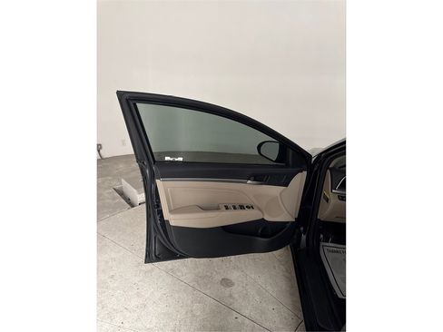Used 2018 Hyundai Elantra Limited image 9