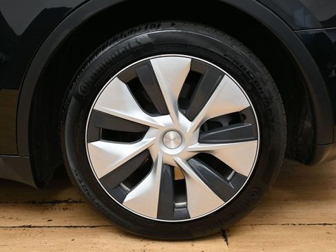 Used 2023 Tesla Model Y 2WD image 11