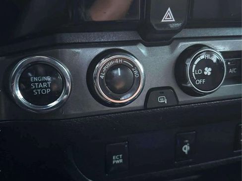 Used 2016 Toyota Tacoma TRD Sport w/ Towing Package image 25