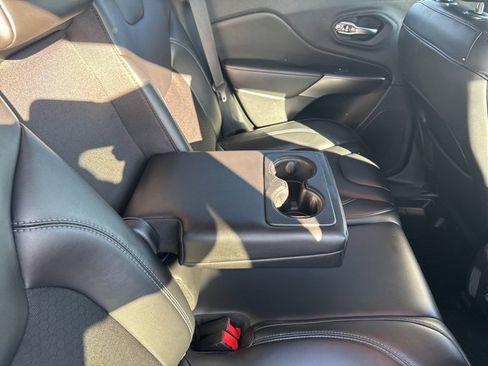 Used 2021 Jeep Cherokee Latitude Plus image 18