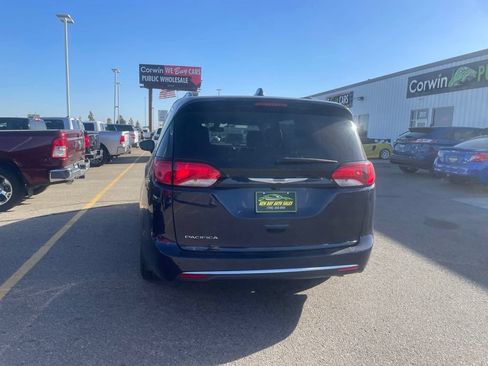 Used 2018 Chrysler Pacifica Touring-L Plus FWD image 4