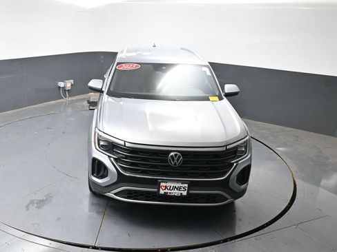 Used 2025 Volkswagen Atlas Cross Sport SE FWD image 44