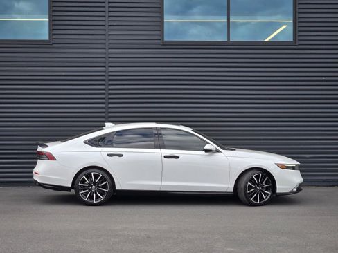 Used 2023 Honda Accord Touring image 3