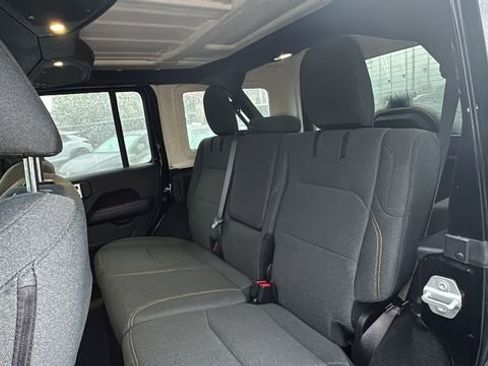 Used 2025 Jeep Wrangler Unlimited Sahara image 30