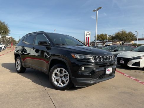 Used 2025 Jeep Compass Latitude image 6
