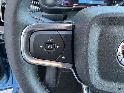 Certified 2025 Volvo XC40 B5 Plus AWD/4WD image 29