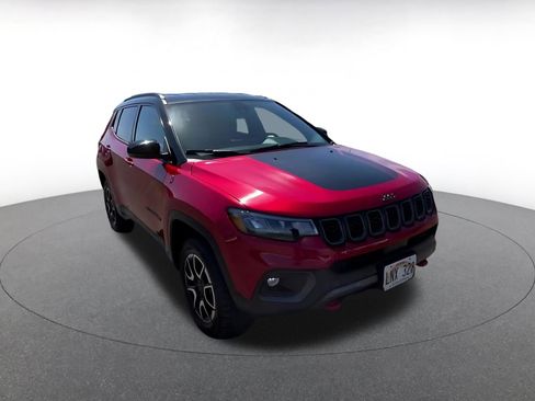 Used 2025 Jeep Compass Trailhawk image 3