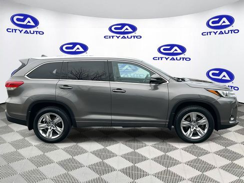 Used 2018 Toyota Highlander Limited image 2