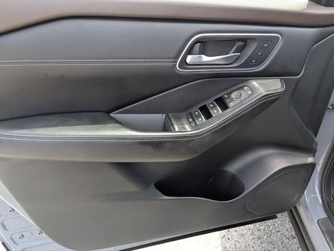 Certified 2023 Nissan Rogue Platinum w/ Platinum Premium Package AWD/4WD image 18