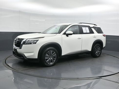 Used 2025 Nissan Pathfinder SV image 7