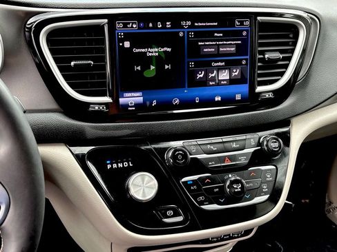 Used 2024 Chrysler Pacifica Touring-L FWD image 19
