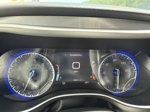 Used 2023 Chrysler Pacifica Touring-L FWD image 7