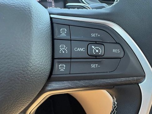 Used 2025 Jeep Grand Cherokee Limited w/ Luxury Tech Group II RWD image 18