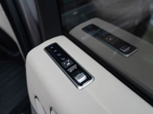 Used 2020 Land Rover Range Rover HSE image 32