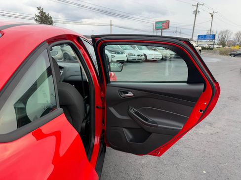 Used 2014 Ford Focus SE w/ SE Winter Package image 38