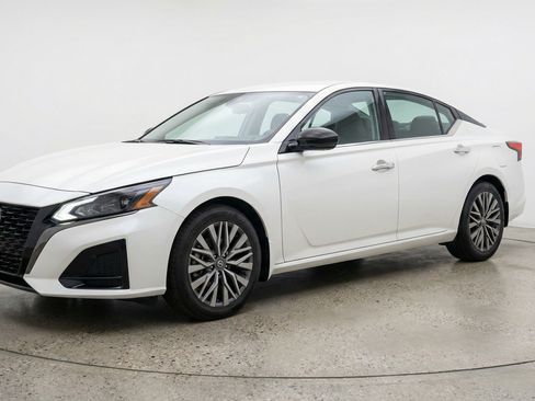 Used 2025 Nissan Altima 2.5 SV FWD image 3