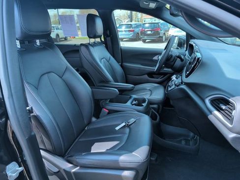 Used 2025 Chrysler Pacifica Select image 30