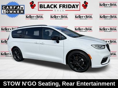 Used 2024 Chrysler Pacifica Limited w/ Uconnect Theater Family Group