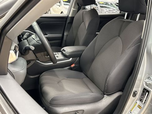 Used 2025 Toyota Highlander LE FWD image 14