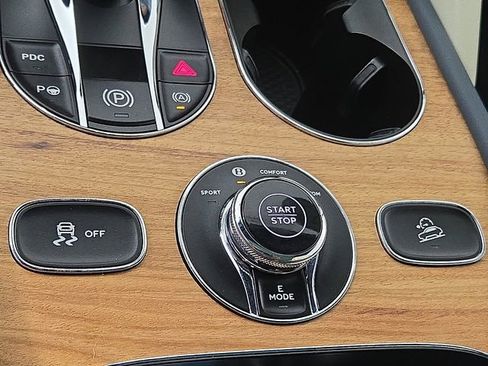 Used 2023 Bentley Bentayga Plug-In Hybrid AWD/4WD image 27