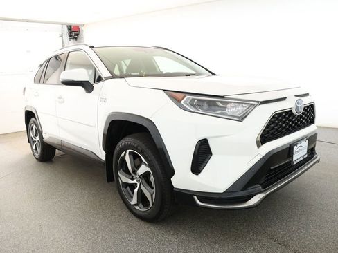 Used 2021 Toyota RAV4 SE image 3
