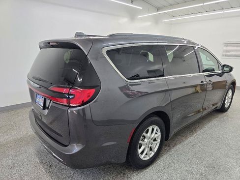 Used 2022 Chrysler Pacifica Touring-L FWD image 6