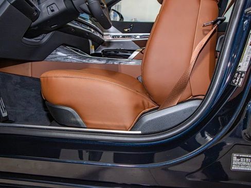 Used 2025 BMW 760i xDrive w/ Executive Package image 16