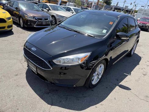 Used 2016 Ford Focus SE w/ SE Cold Weather Package FWD image 3