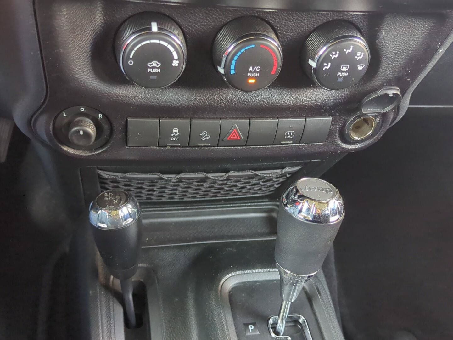 Used 2018 Jeep Wrangler Unlimited Sahara AWD/4WD image 20