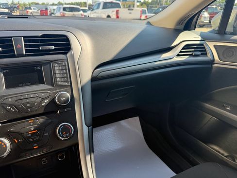Used 2018 Ford Fusion SE FWD image 26