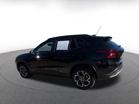 Used 2025 Chevrolet Trax LT w/ LT Convenience Package image 10