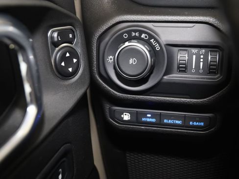 Used 2022 Jeep Wrangler Unlimited Sahara AWD/4WD image 30