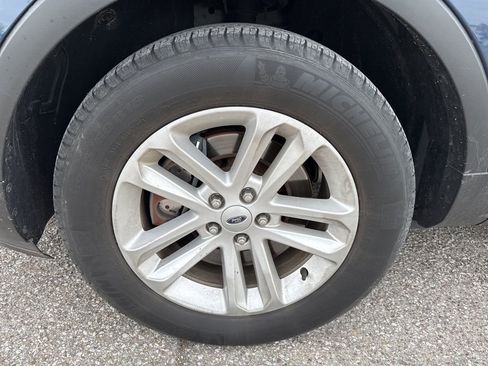 Used 2016 Ford Explorer XLT w/ Equipment Group 202A image 4