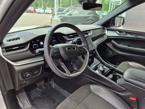 Used 2023 Jeep Grand Cherokee Altitude AWD/4WD image 14