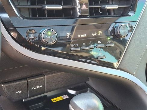 Used 2022 Toyota Camry XLE image 11