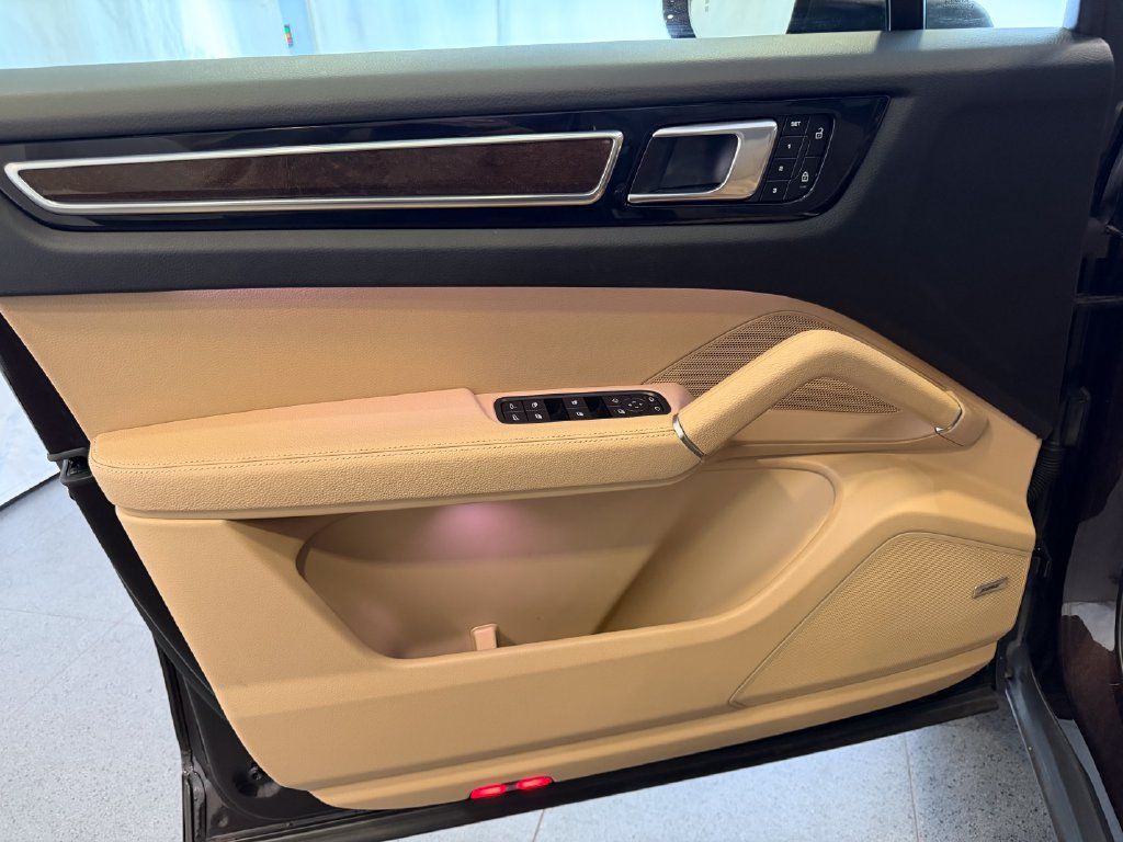 Certified 2023 Porsche Cayenne Platinum Edition AWD/4WD image 15