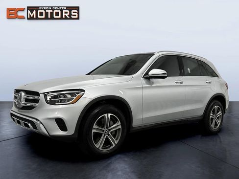 Used 2020 Mercedes-Benz GLC 300 4MATIC SUV image 2