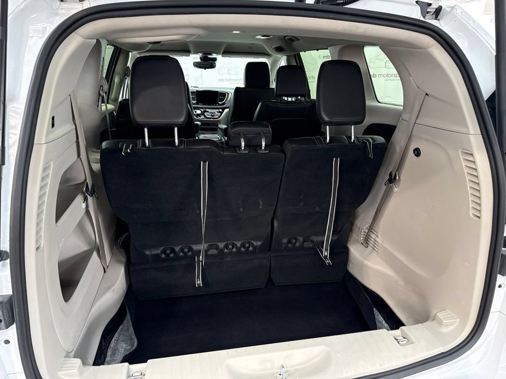 Used 2024 Chrysler Pacifica Touring-L FWD image 6