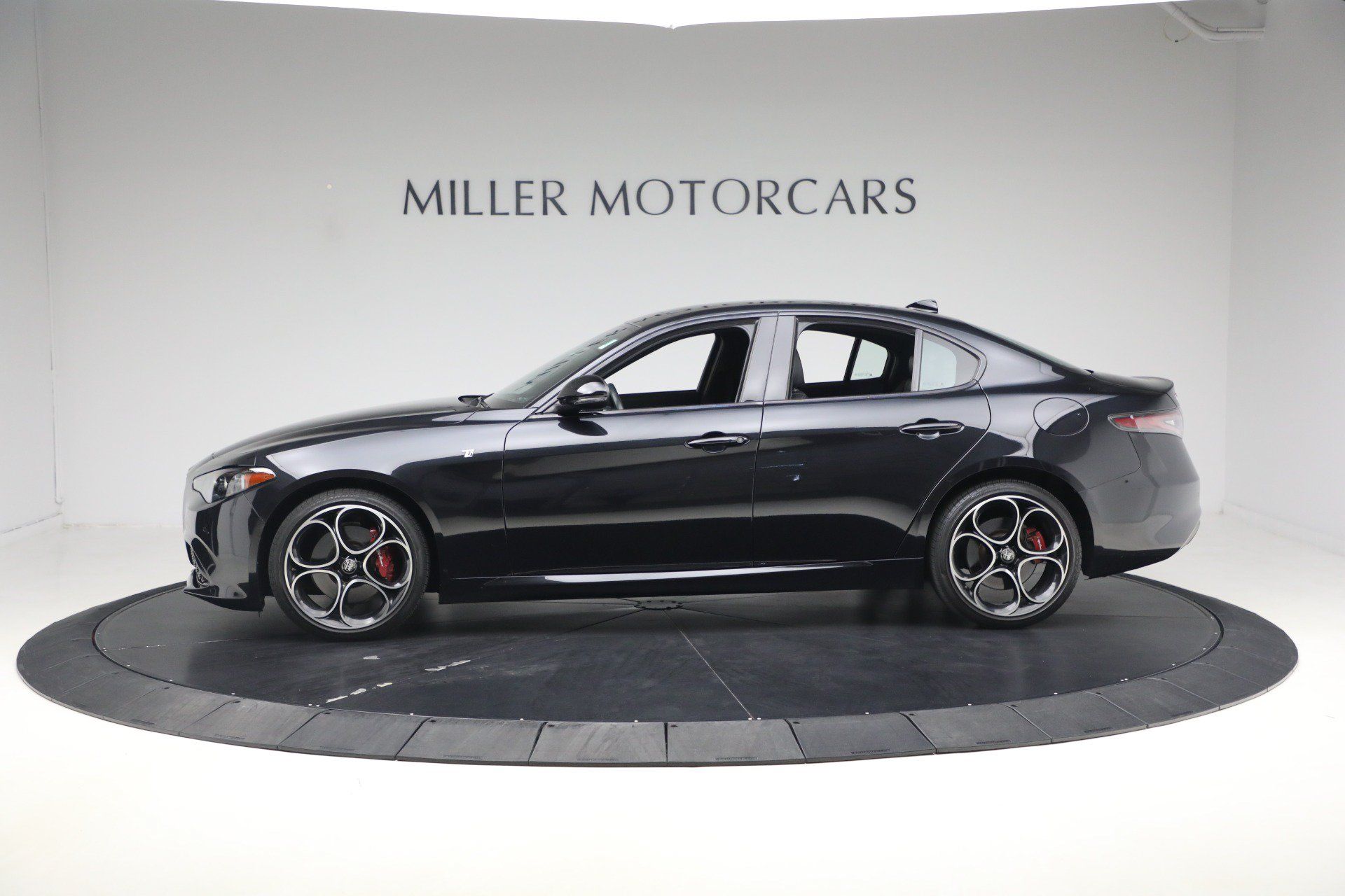 Used 2024 Alfa Romeo Giulia Ti AWD/4WD image 3