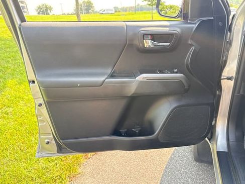 Used 2018 Toyota Tacoma TRD Sport AWD/4WD image 21