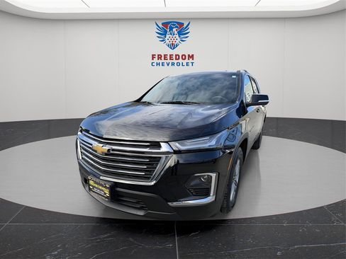 Used 2023 Chevrolet Traverse LT image 1