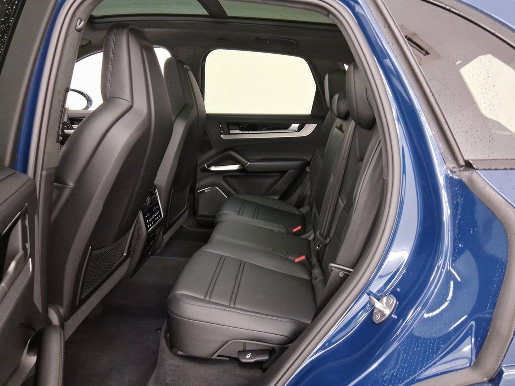 Certified 2025 Porsche Cayenne GTS AWD/4WD image 25