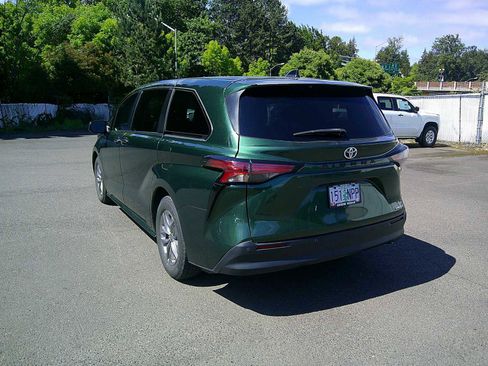 Used 2022 Toyota Sienna XLE FWD image 3