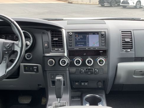 Used 2020 Toyota Sequoia Limited w/ Safety & Convenience Package image 31