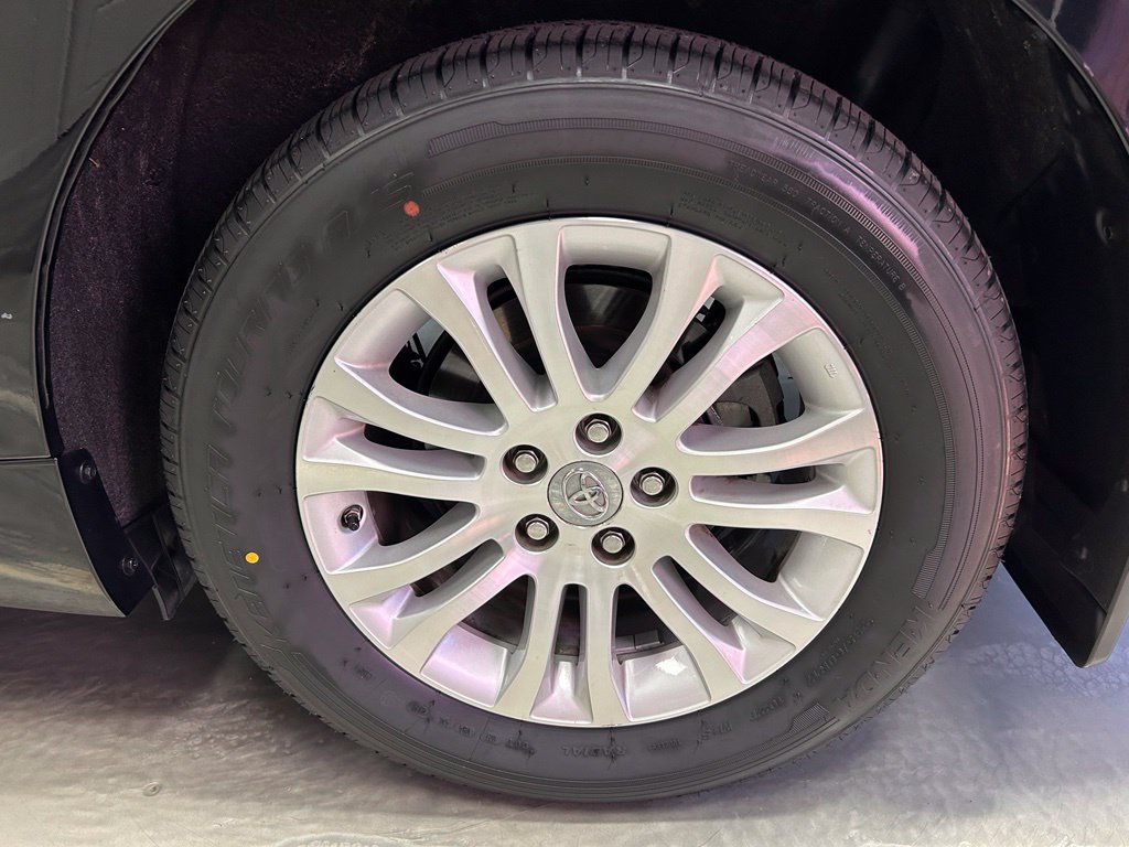 Used 2017 Toyota Sienna XLE FWD image 28