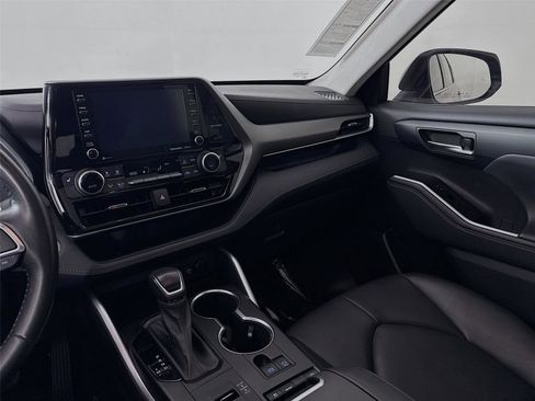 Used 2020 Toyota Highlander XLE image 33